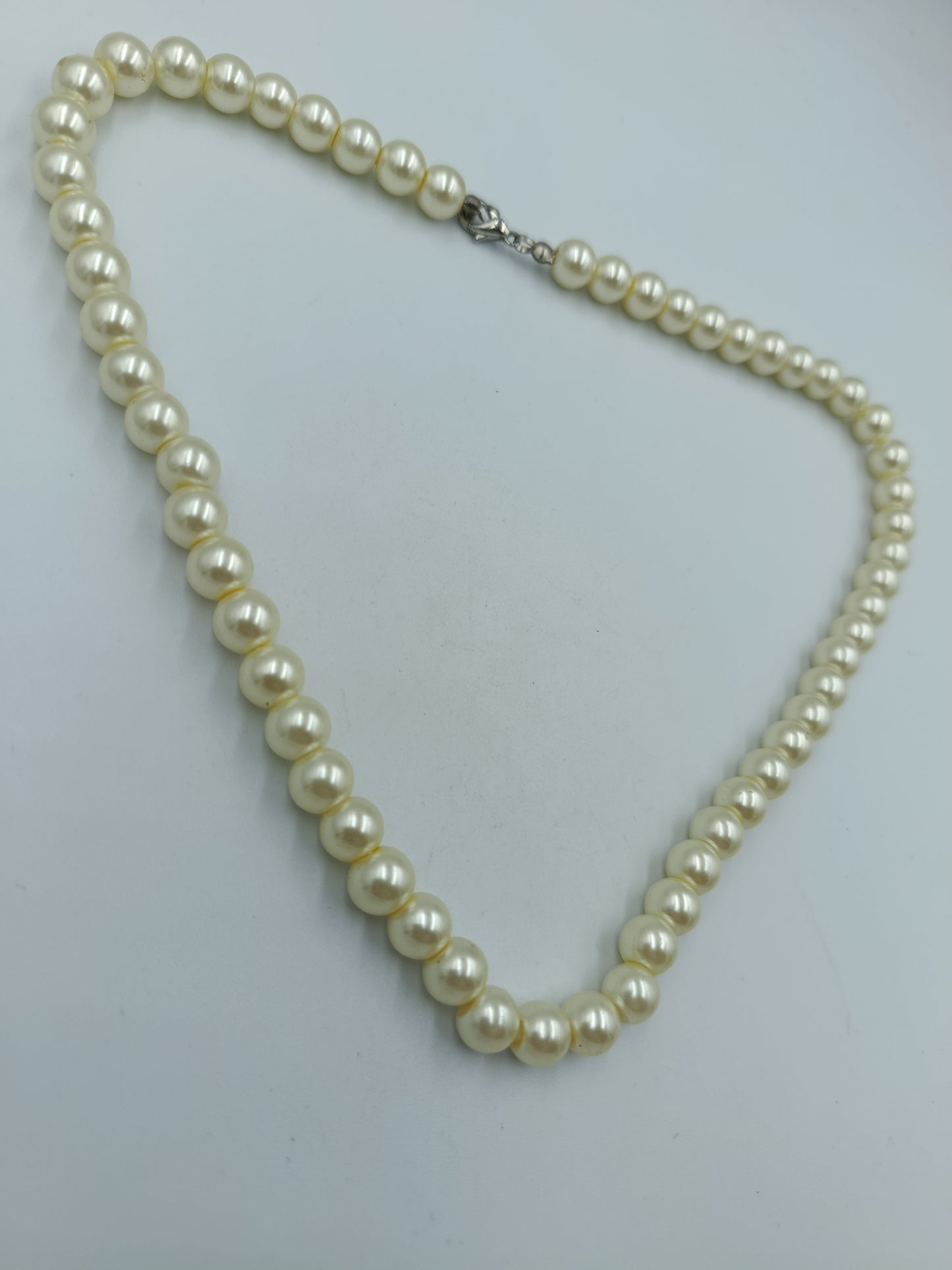 Klassische Perlenkette in Cremeweiß