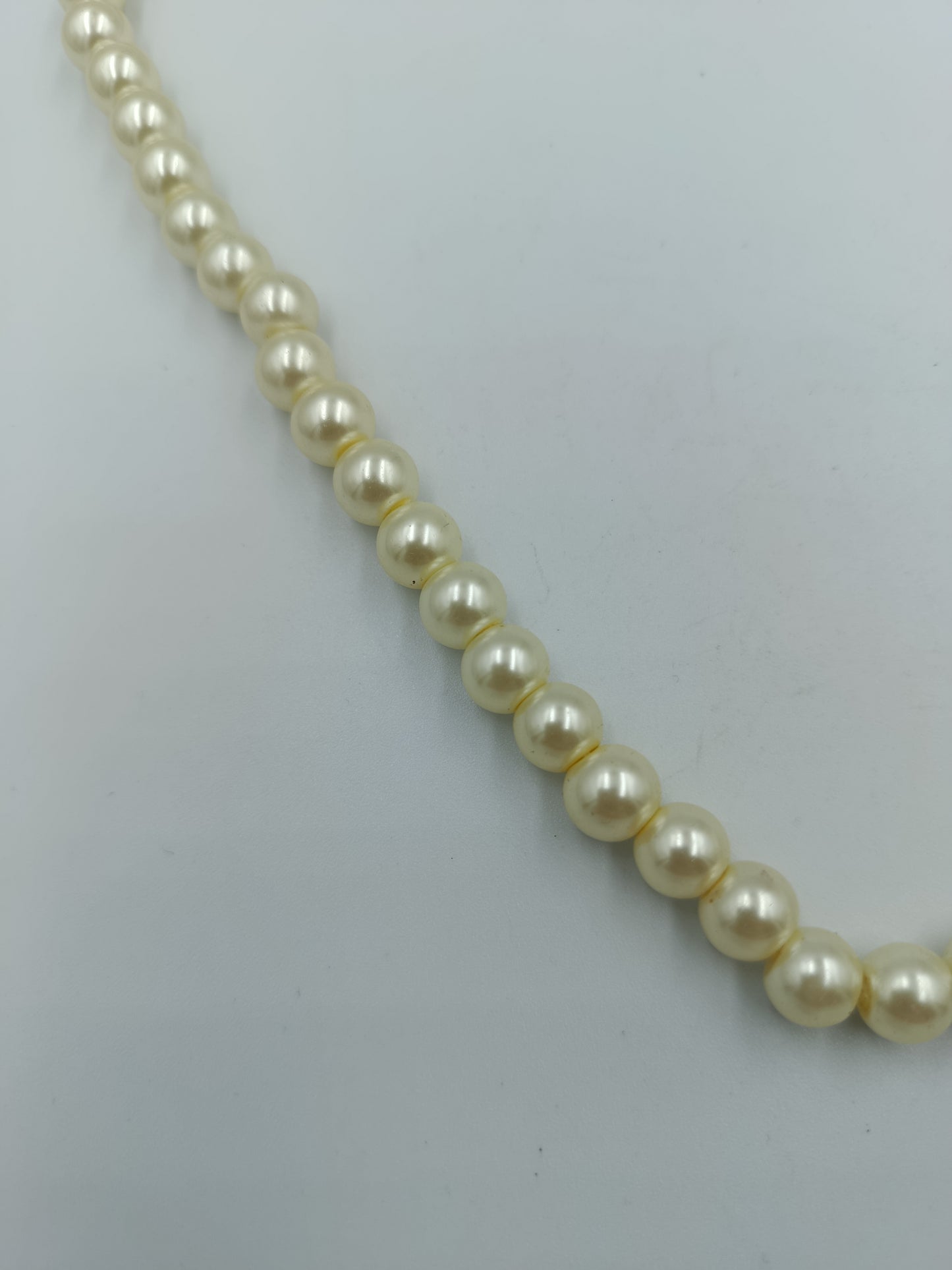 Klassische Perlenkette in Cremeweiß