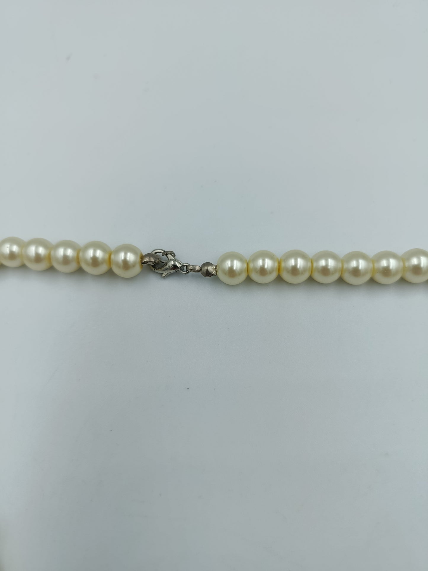 Klassische Perlenkette in Cremeweiß