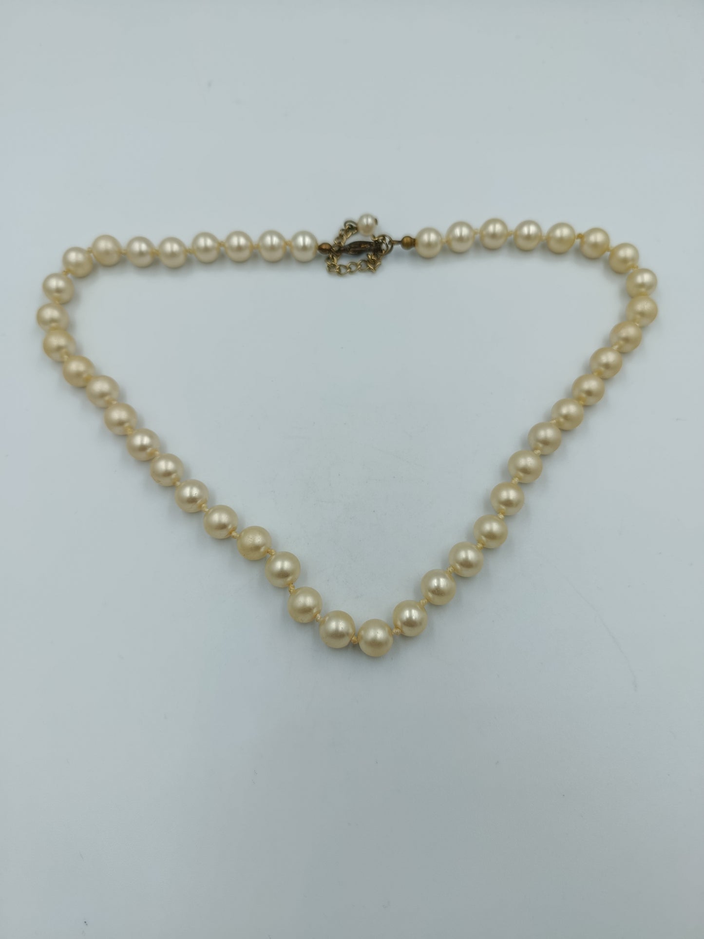 Klassische Perlenkette in Champagner-Ton