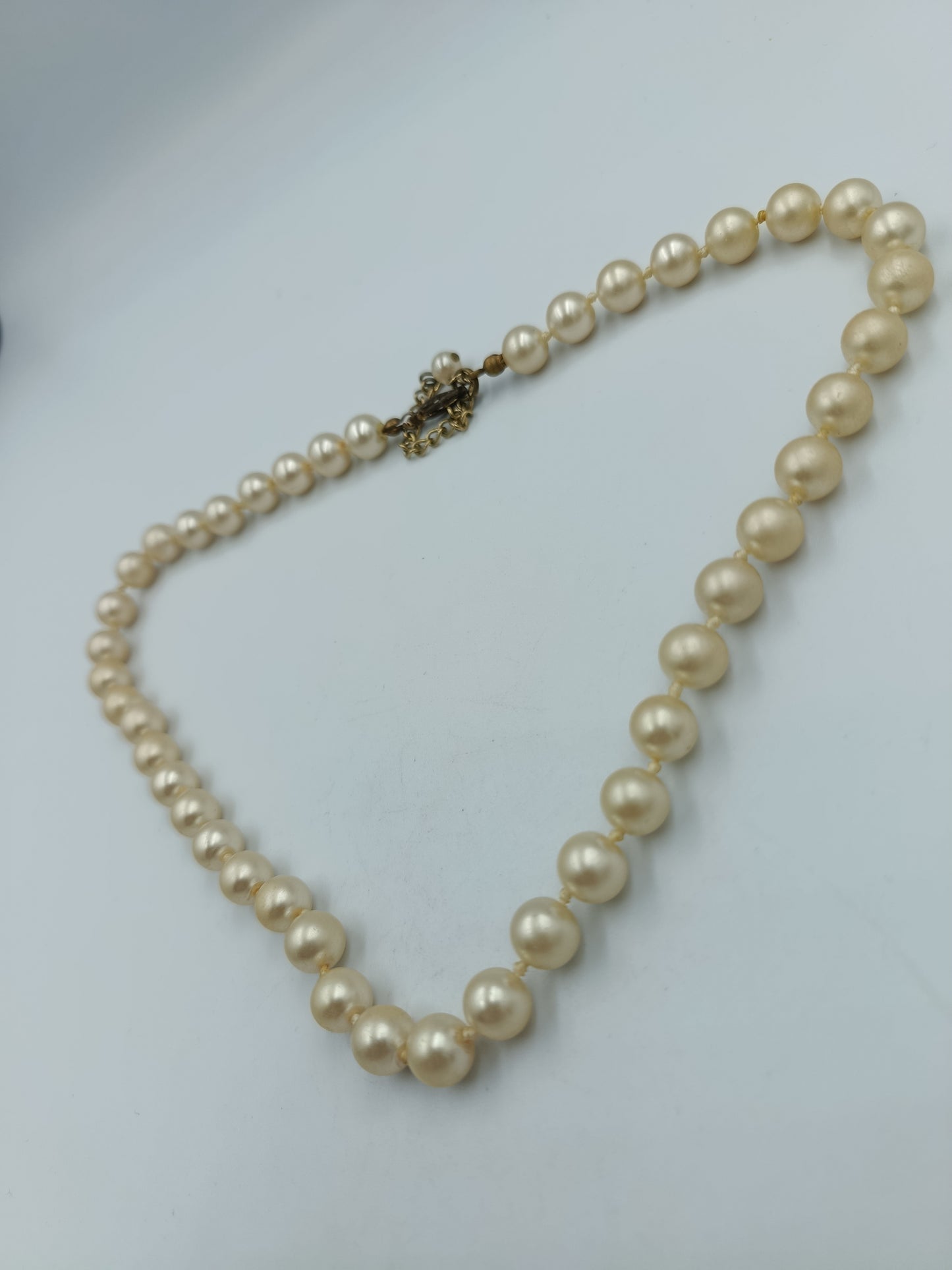 Klassische Perlenkette in Champagner-Ton