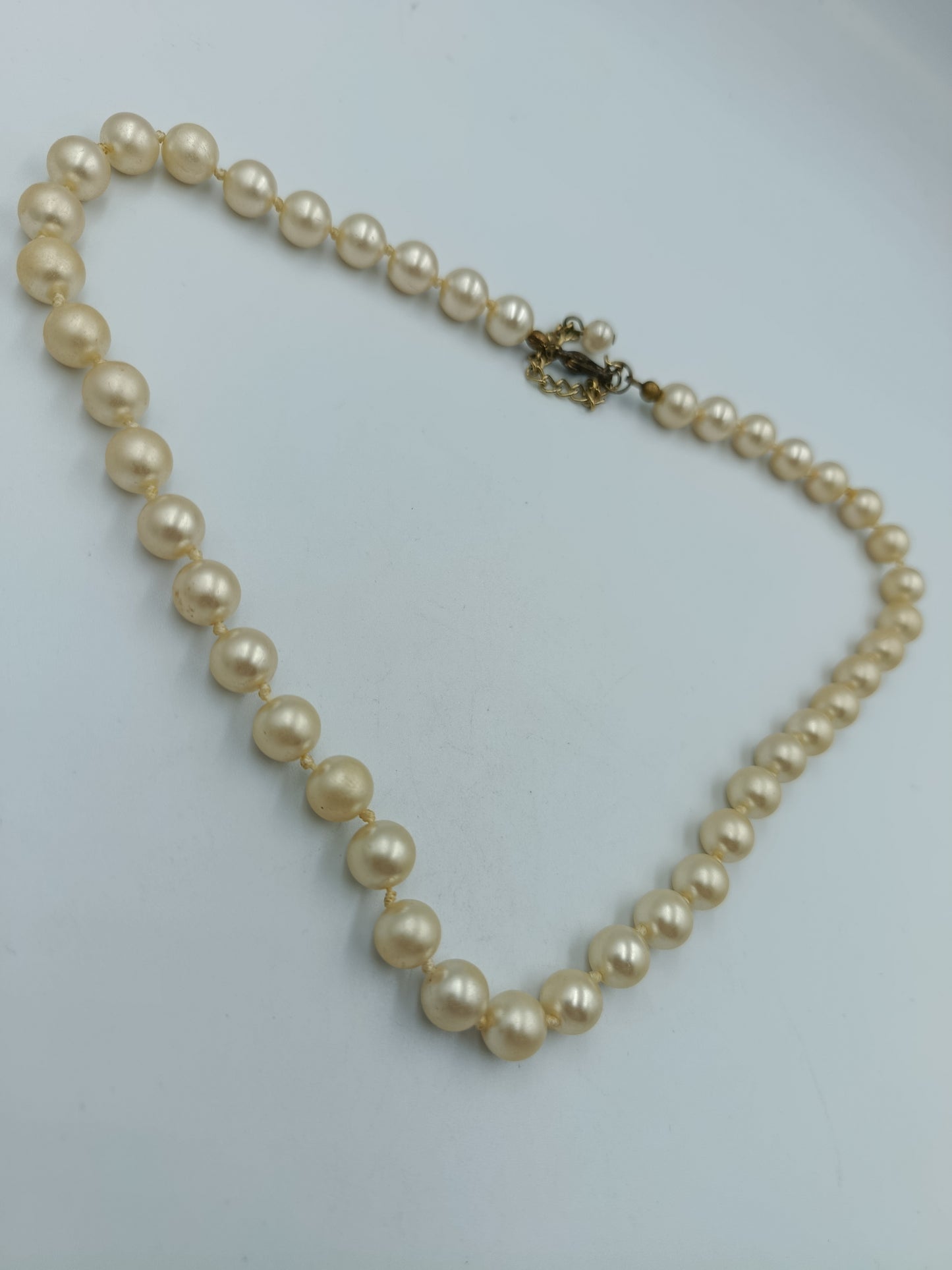 Klassische Perlenkette in Champagner-Ton