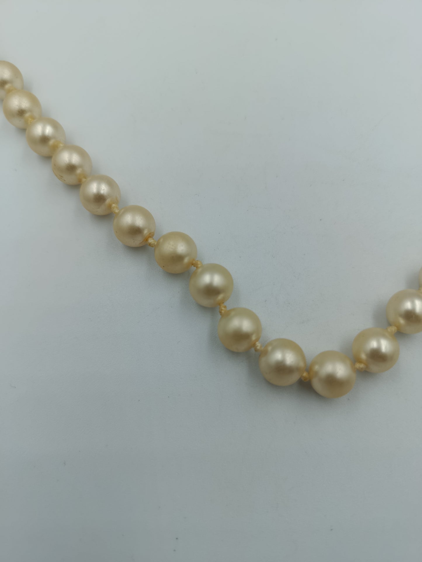 Klassische Perlenkette in Champagner-Ton