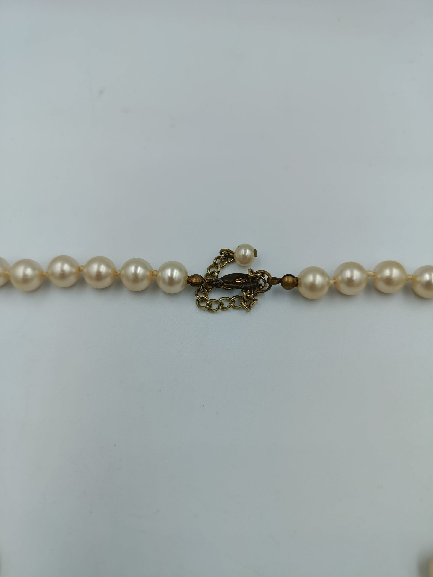 Klassische Perlenkette in Champagner-Ton