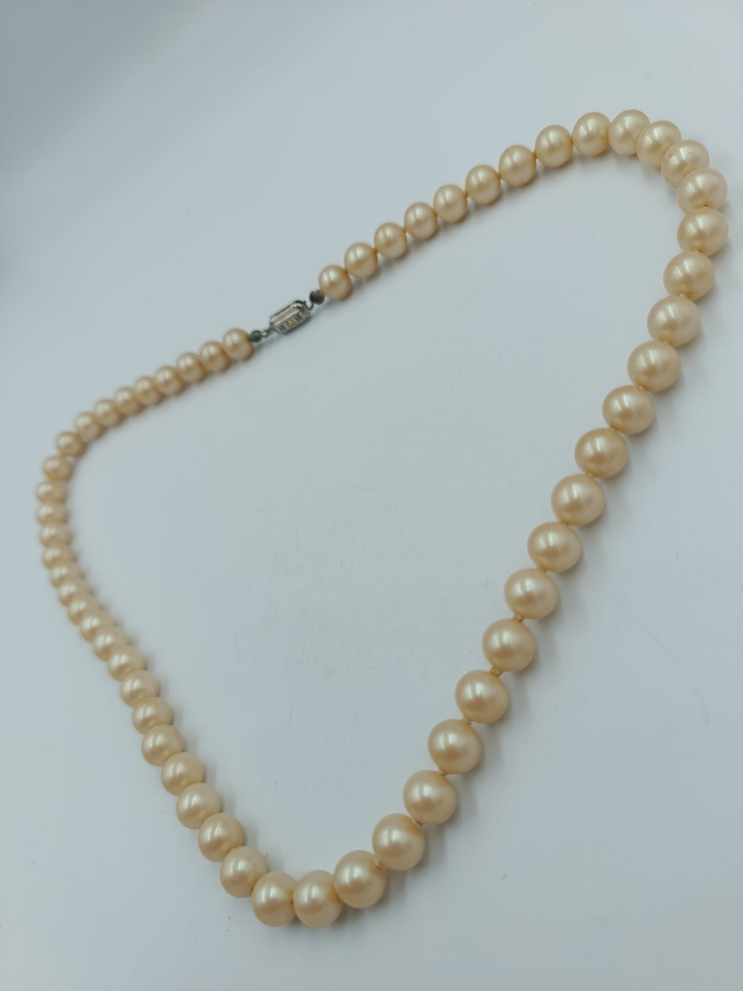 Elegante Perlenkette mit 835er Silberverschluss