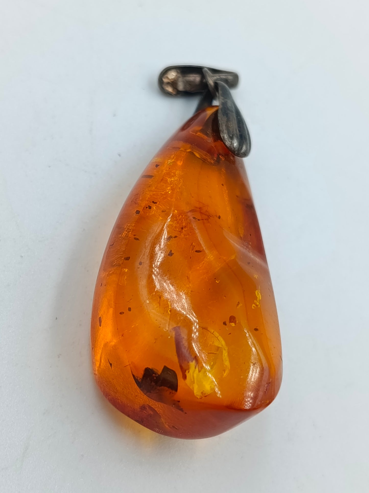 Tropfenförmiger Bernstein-Anhänger