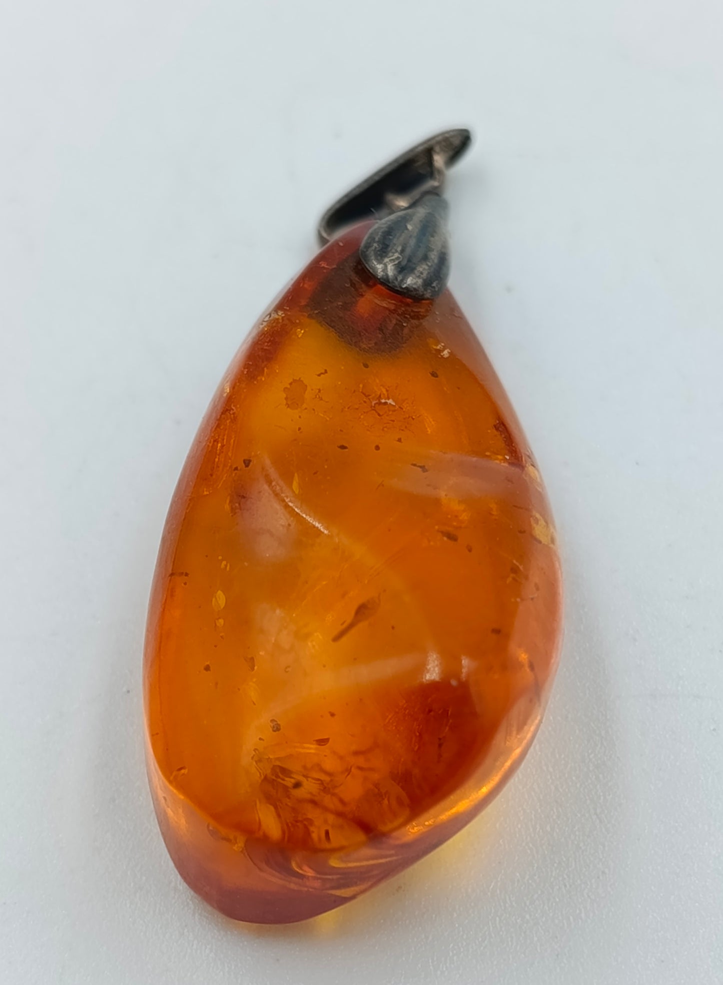 Tropfenförmiger Bernstein-Anhänger