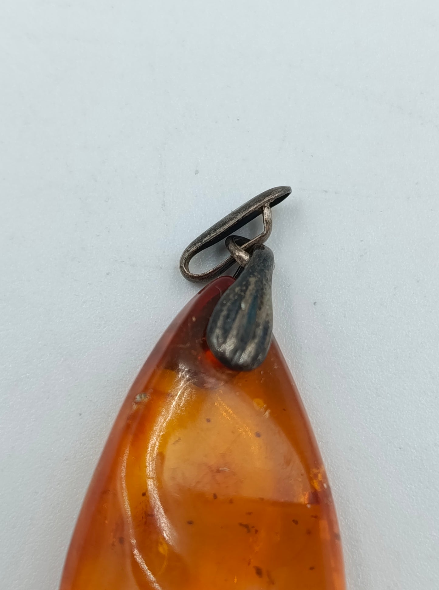 Tropfenförmiger Bernstein-Anhänger