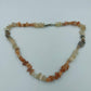 Halskette aus Edelstein-Splittern in warmen Tönen
