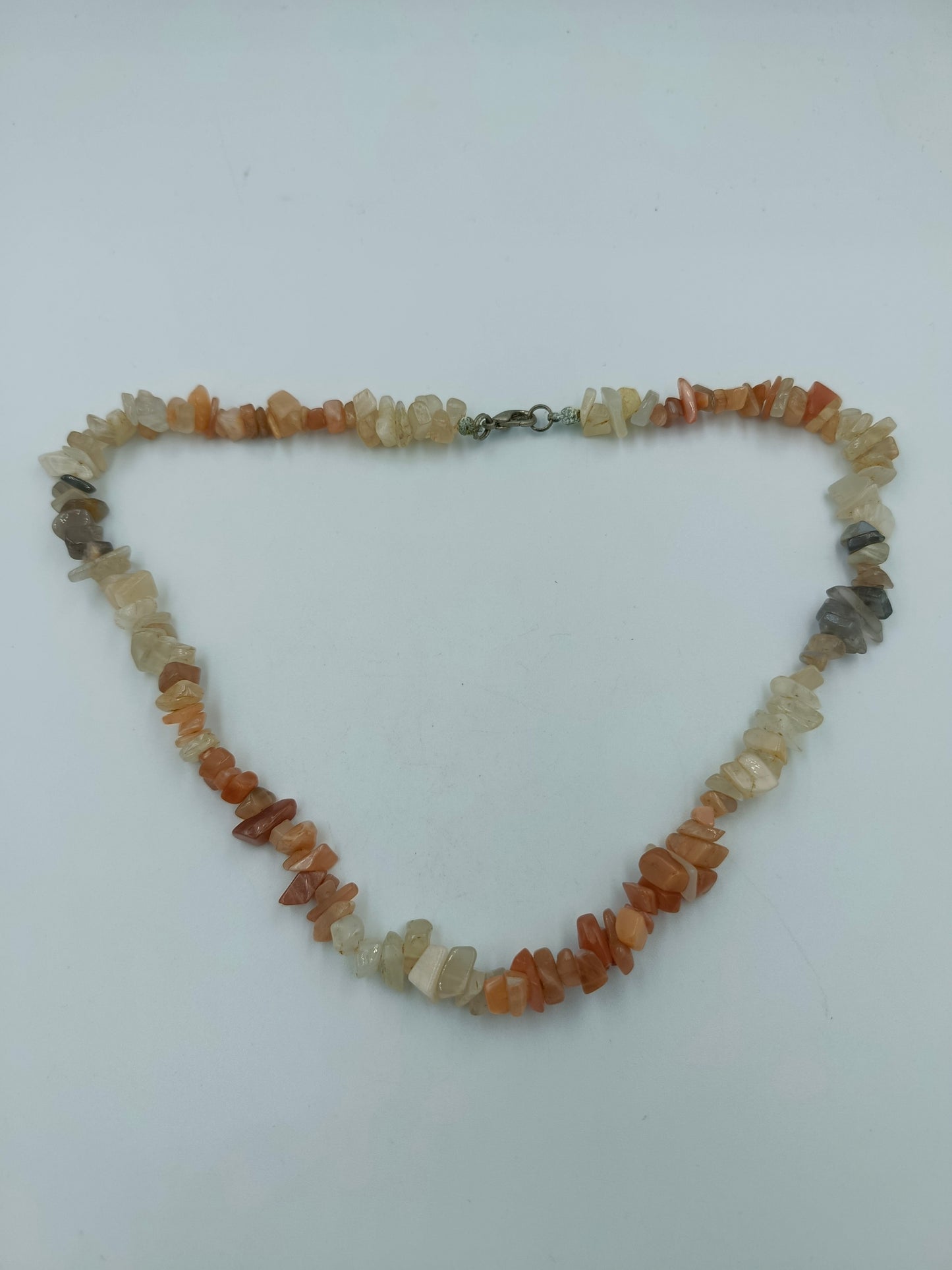 Halskette aus Edelstein-Splittern in warmen Tönen