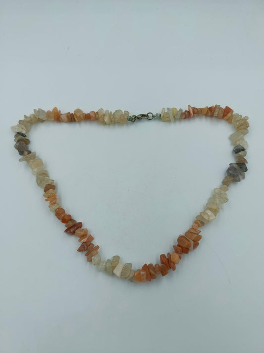 Halskette aus Edelstein-Splittern in warmen Tönen