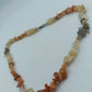 Halskette aus Edelstein-Splittern in warmen Tönen