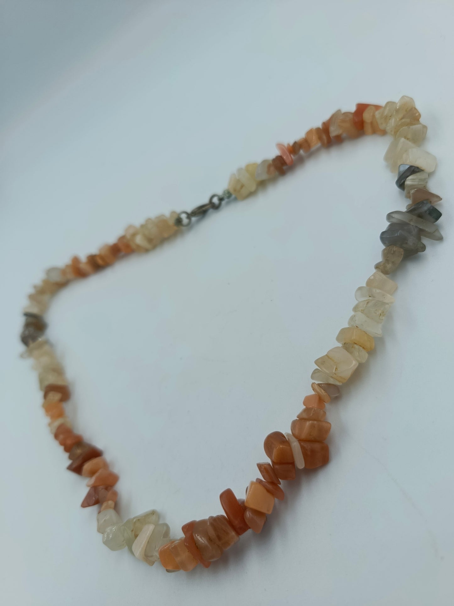 Halskette aus Edelstein-Splittern in warmen Tönen