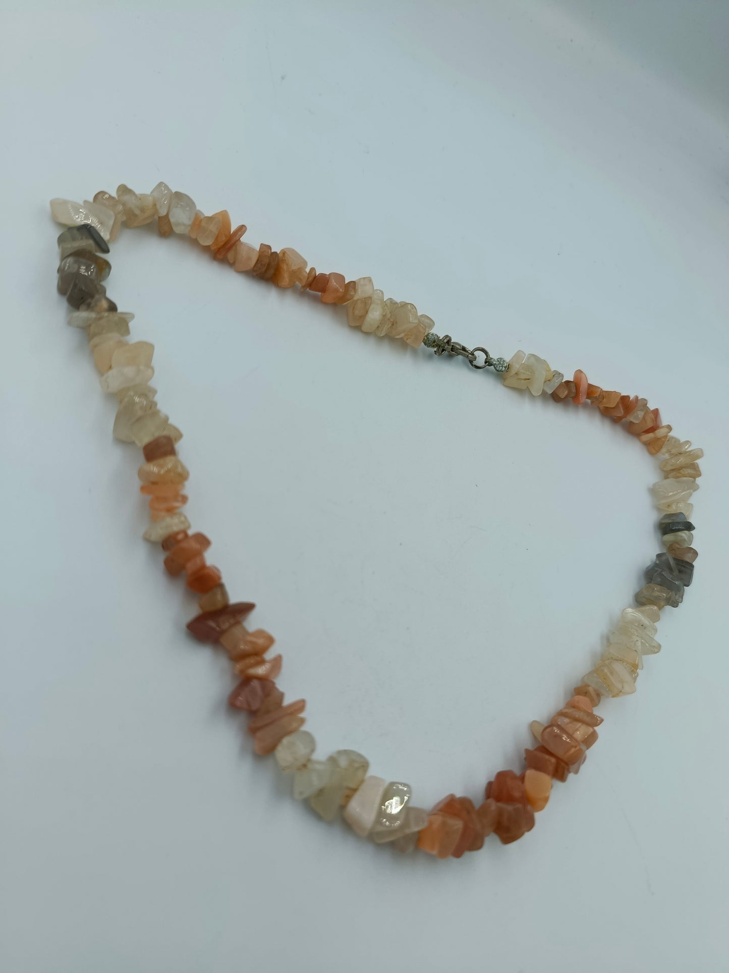 Halskette aus Edelstein-Splittern in warmen Tönen