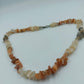 Halskette aus Edelstein-Splittern in warmen Tönen
