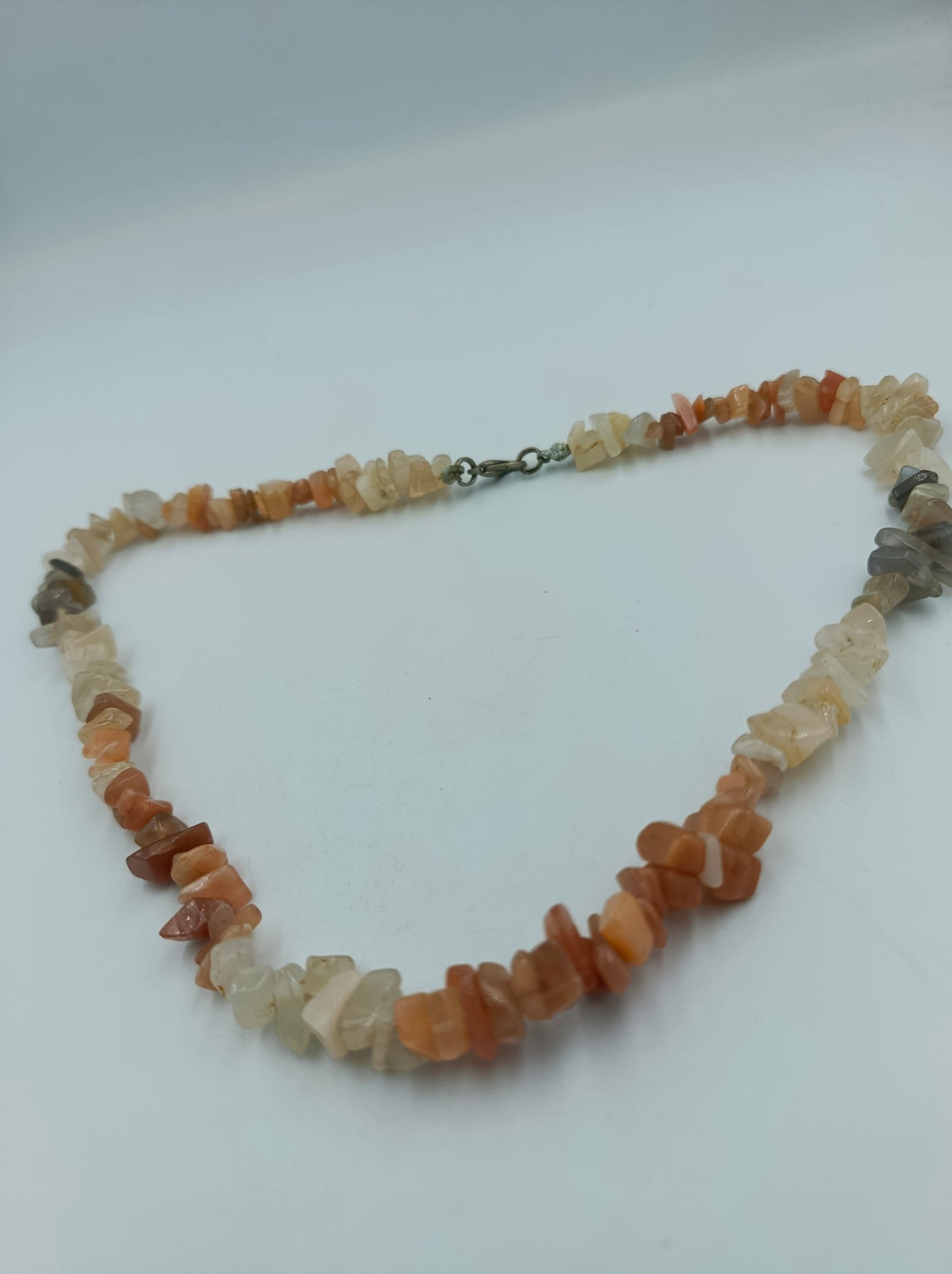 Halskette aus Edelstein-Splittern in warmen Tönen