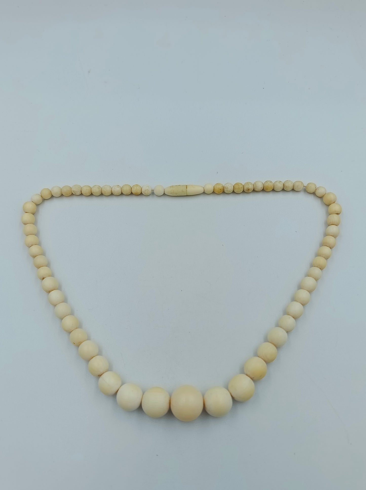 Halskette aus cremefarbenen Kugelperlen