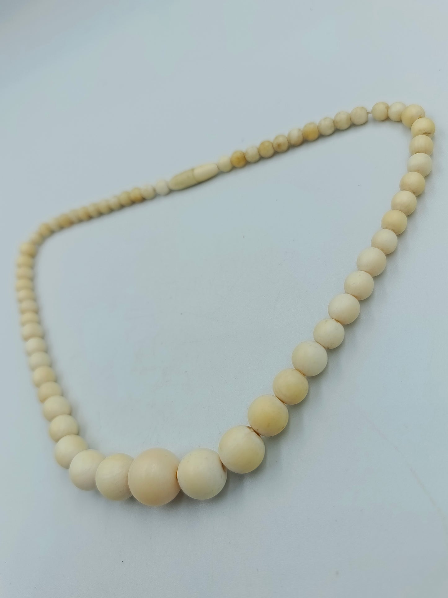 Halskette aus cremefarbenen Kugelperlen
