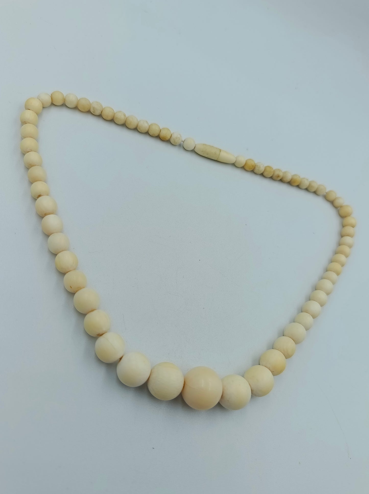 Halskette aus cremefarbenen Kugelperlen
