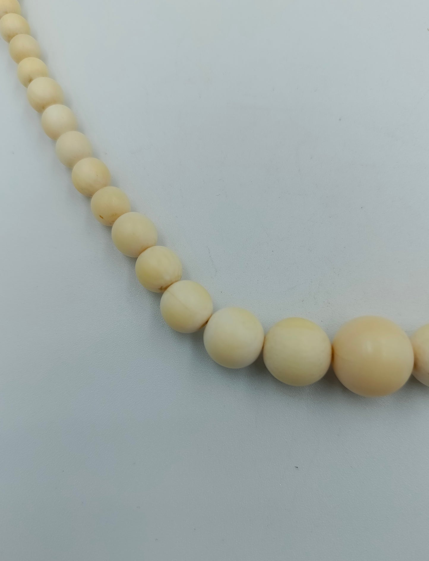 Halskette aus cremefarbenen Kugelperlen