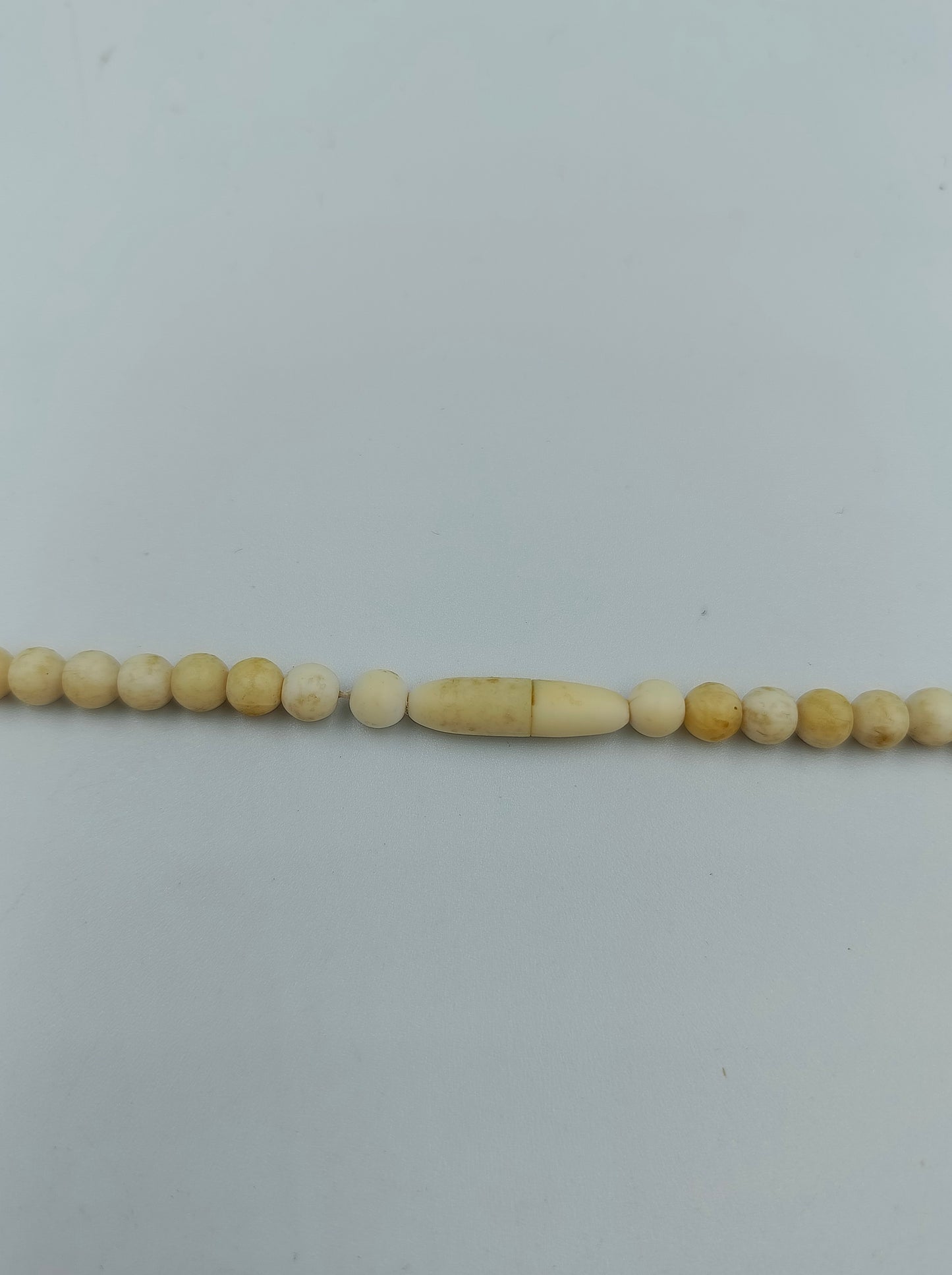 Halskette aus cremefarbenen Kugelperlen