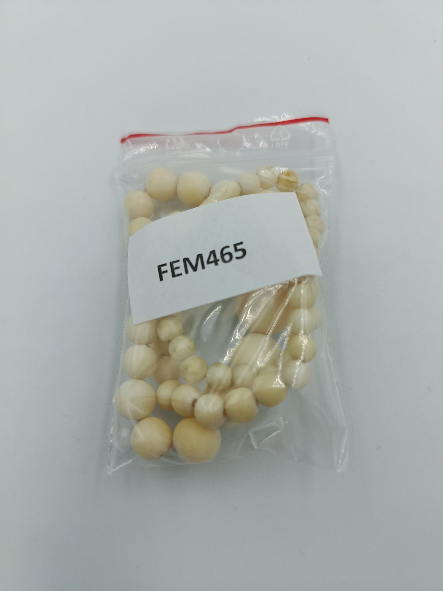 Halskette aus cremefarbenen Kugelperlen