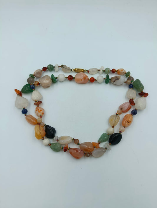 Lange Halskette aus Natursteinen