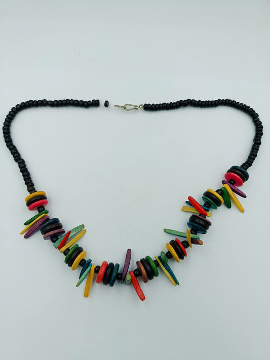 Bunte Halskette aus Holz