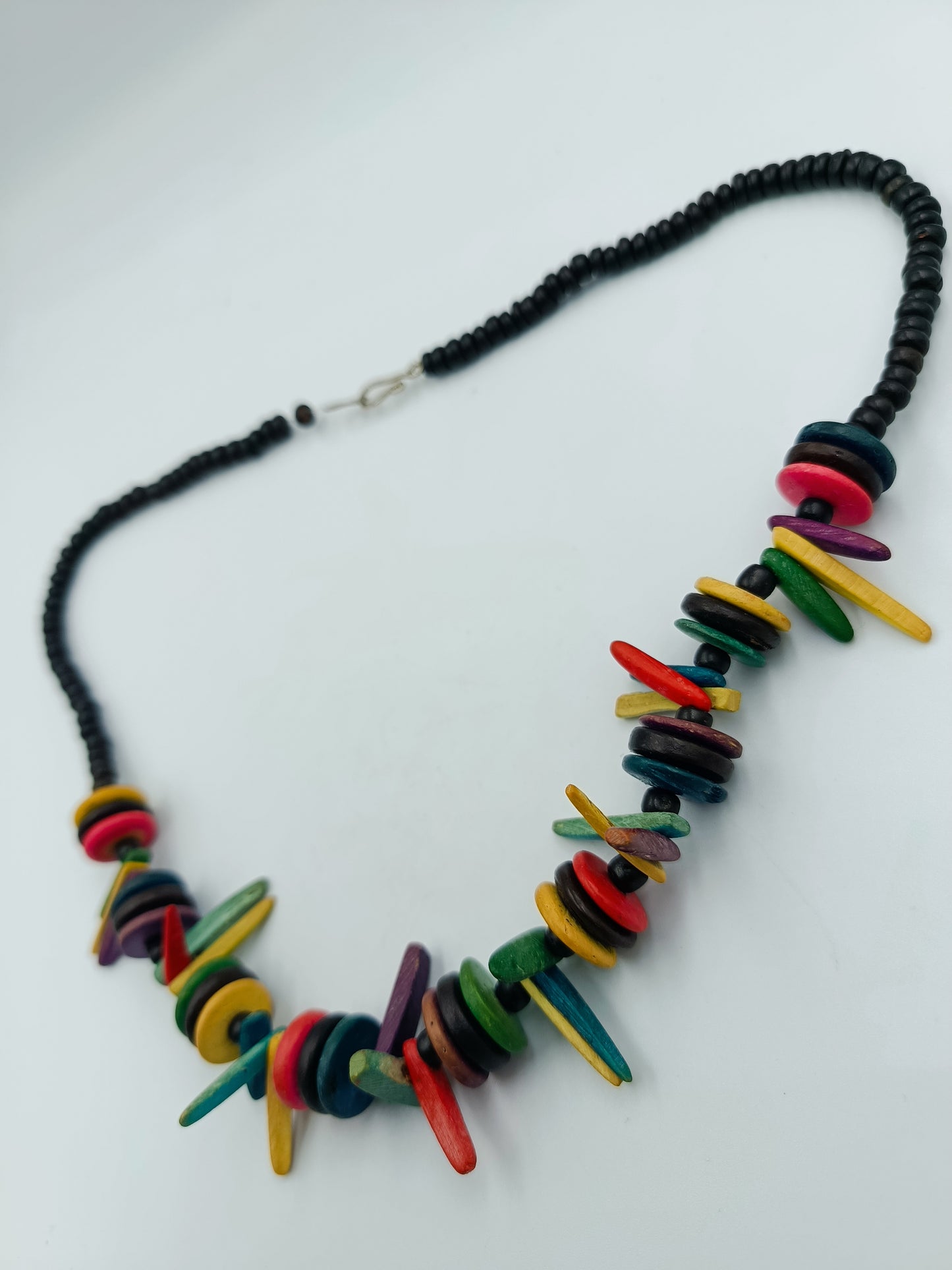 Bunte Halskette aus Holz