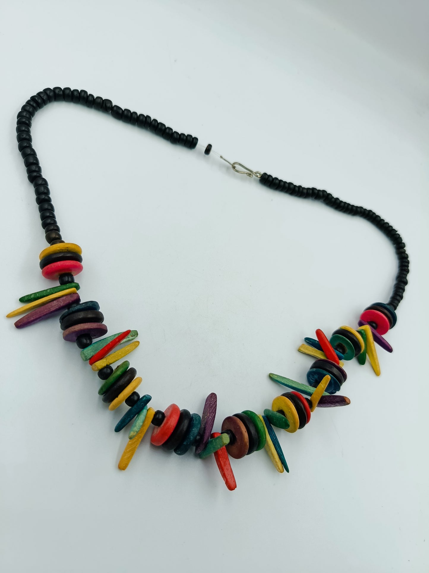 Bunte Halskette aus Holz