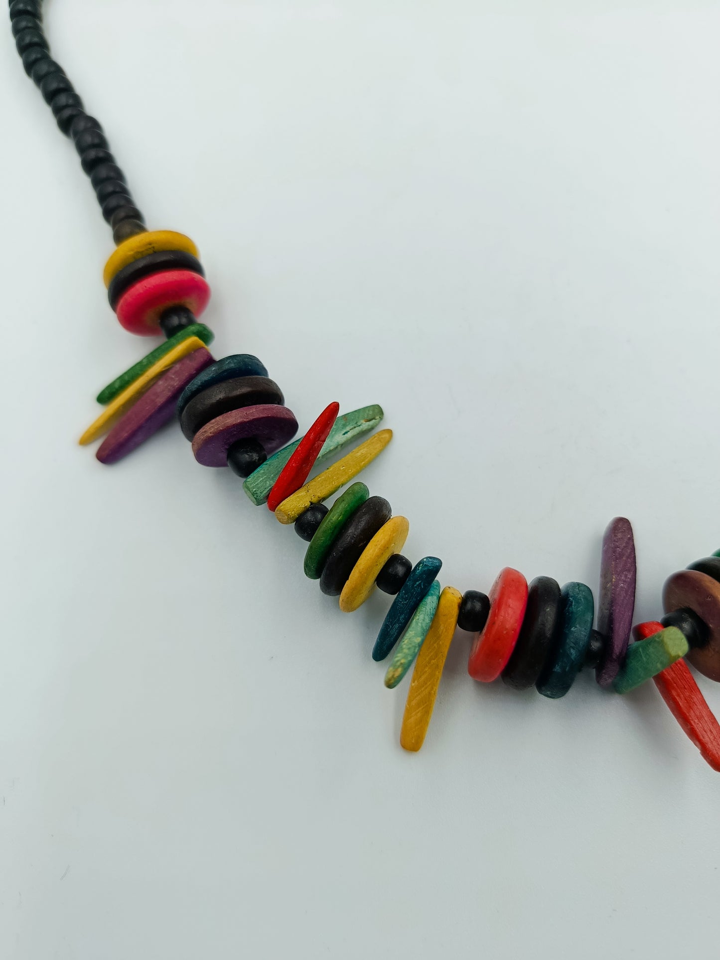 Bunte Halskette aus Holz