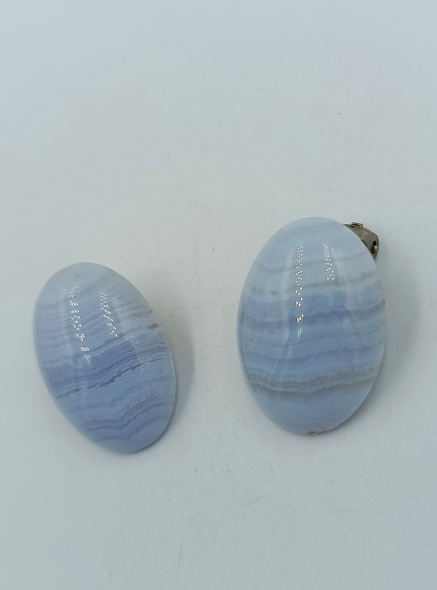 Vintage Ohrclips mit blauem Chalcedon (Achat-Optik)