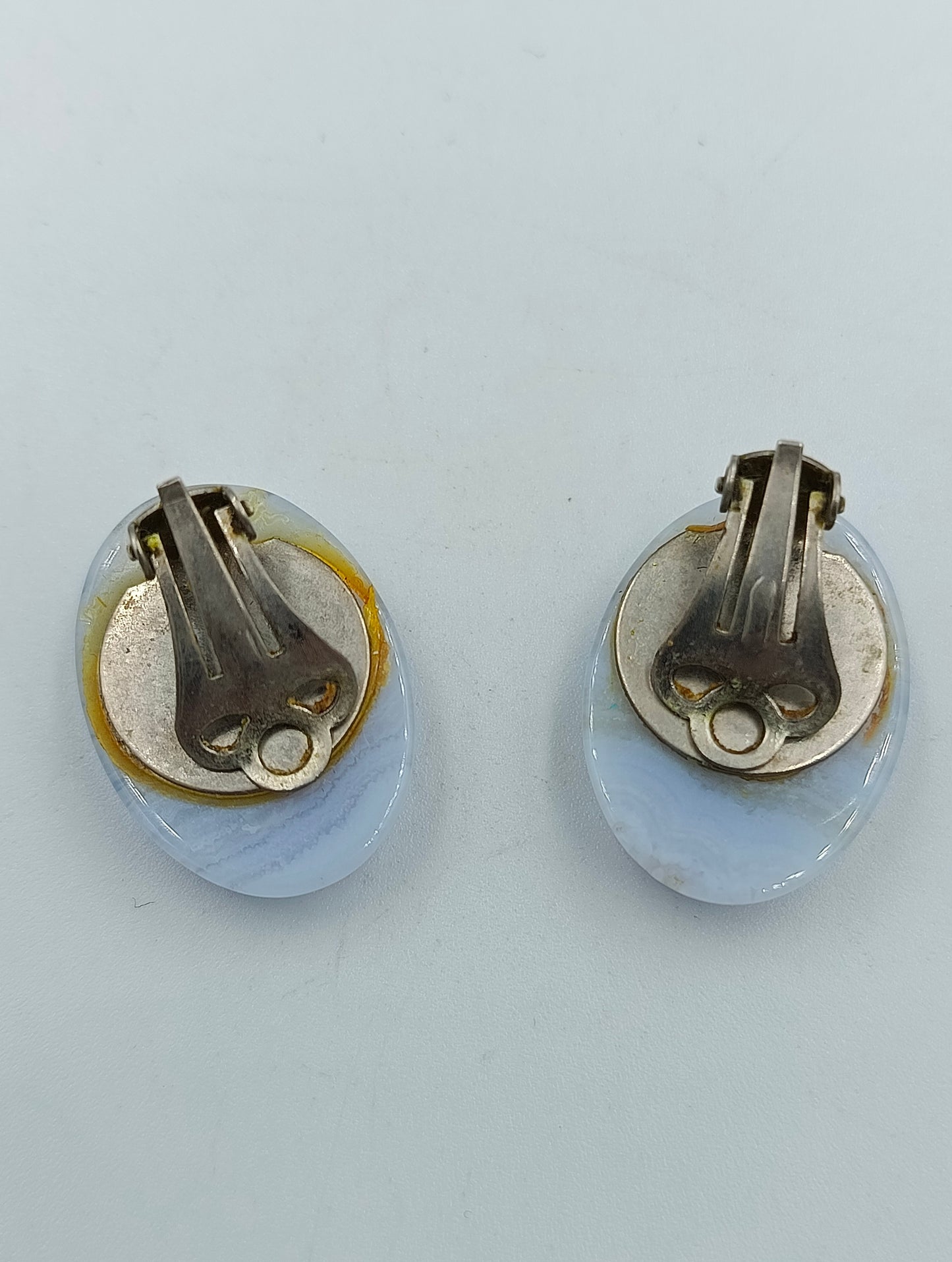 Vintage Ohrclips mit blauem Chalcedon (Achat-Optik)