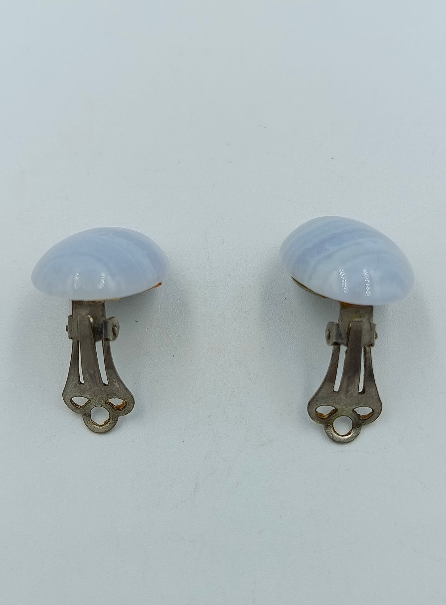 Vintage Ohrclips mit blauem Chalcedon (Achat-Optik)