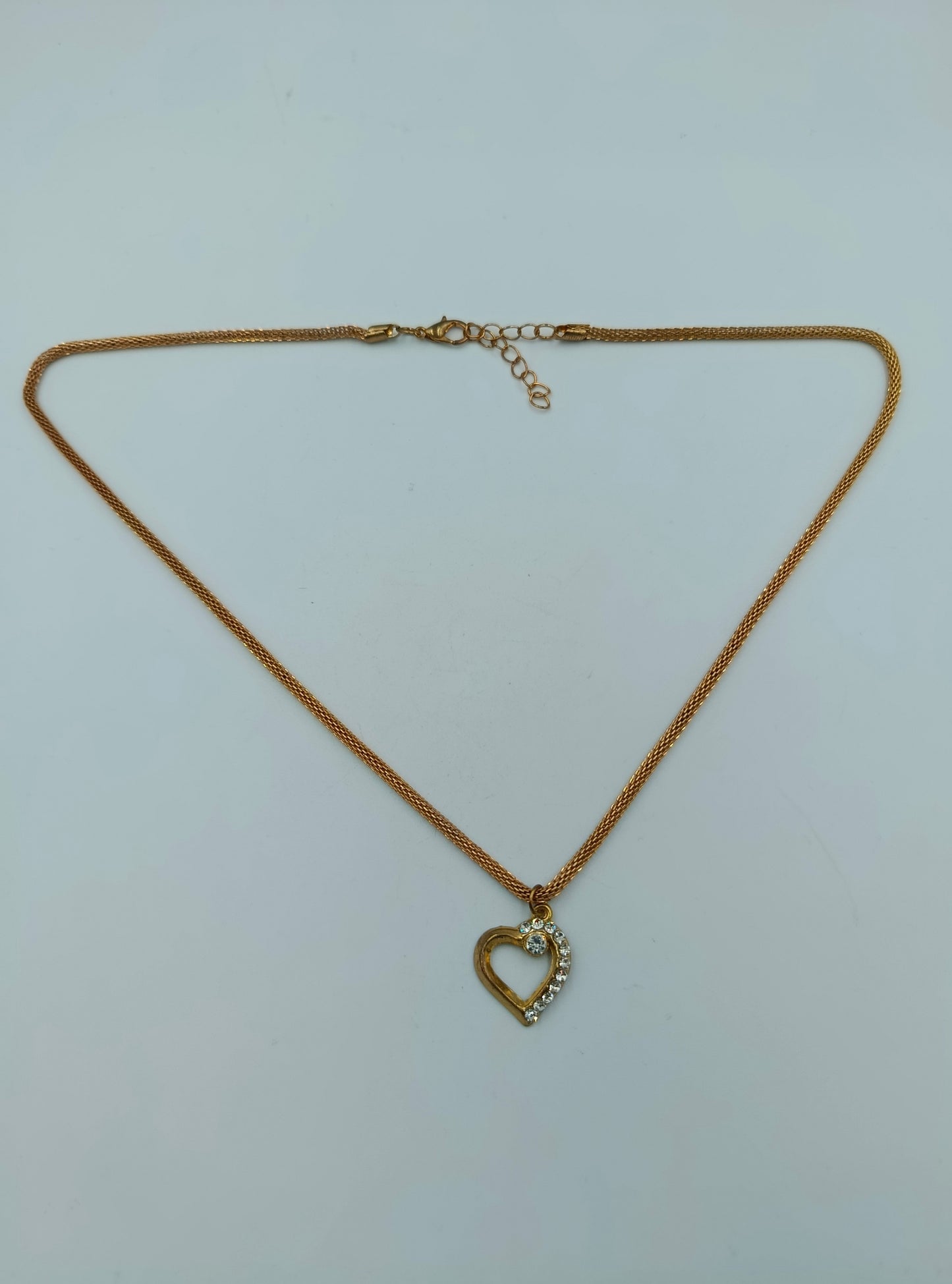 Vergoldete Kette mit Herzanhänger und Strassbesatz