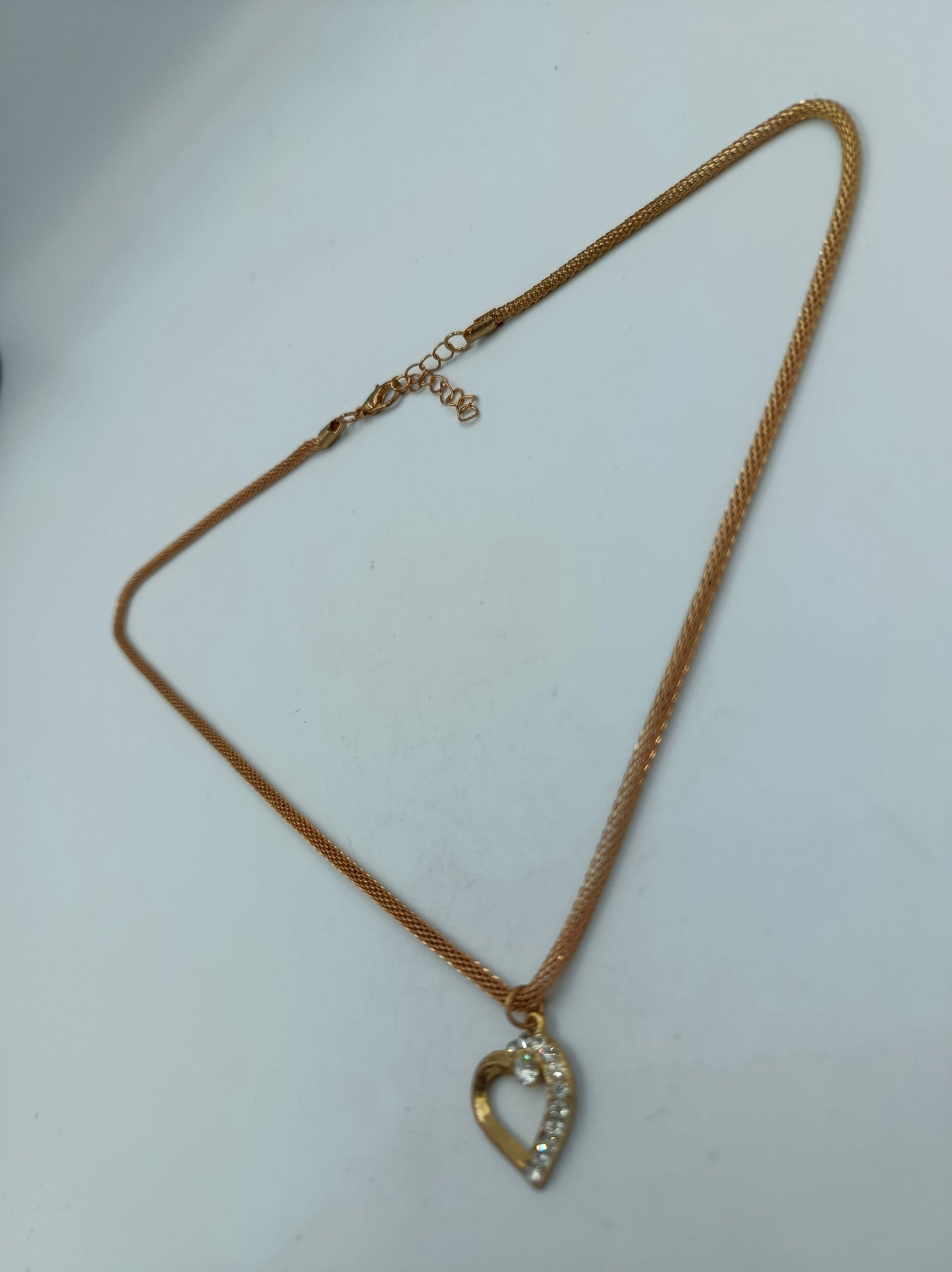 Vergoldete Kette mit Herzanhänger und Strassbesatz