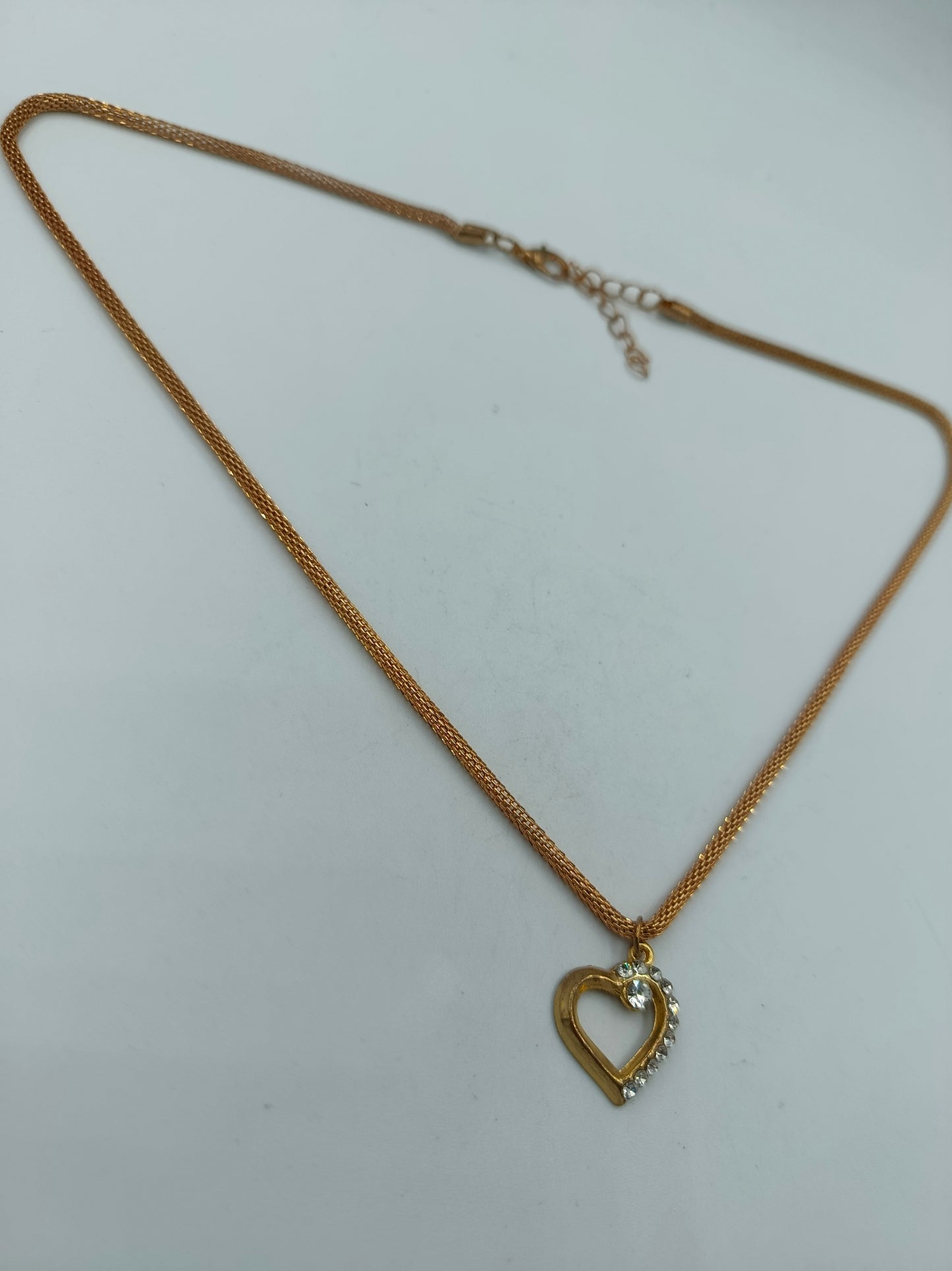 Vergoldete Kette mit Herzanhänger und Strassbesatz