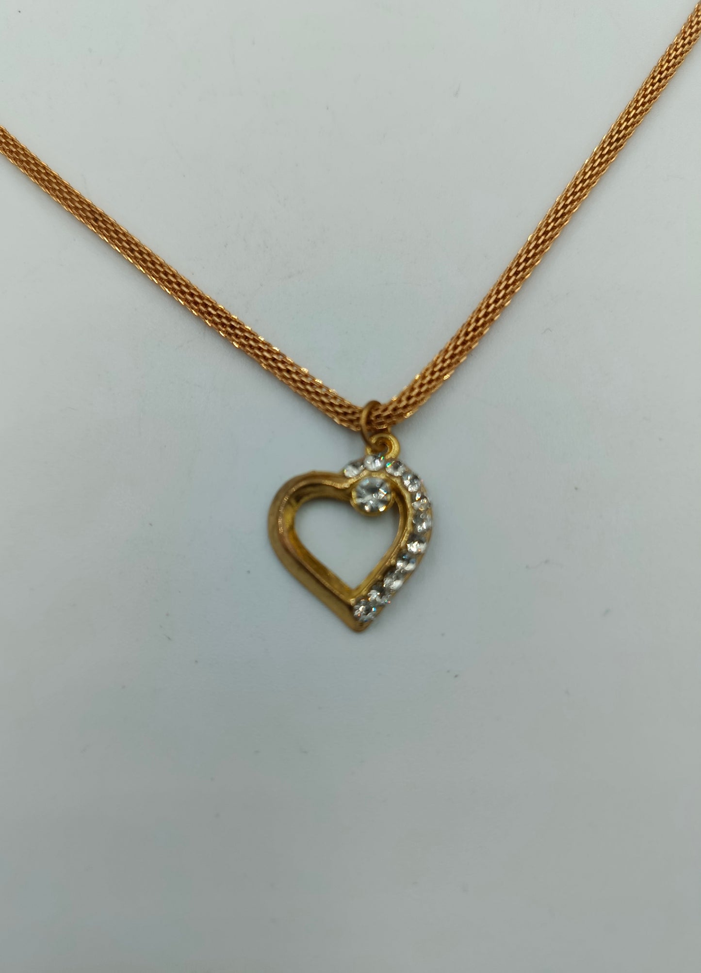 Vergoldete Kette mit Herzanhänger und Strassbesatz