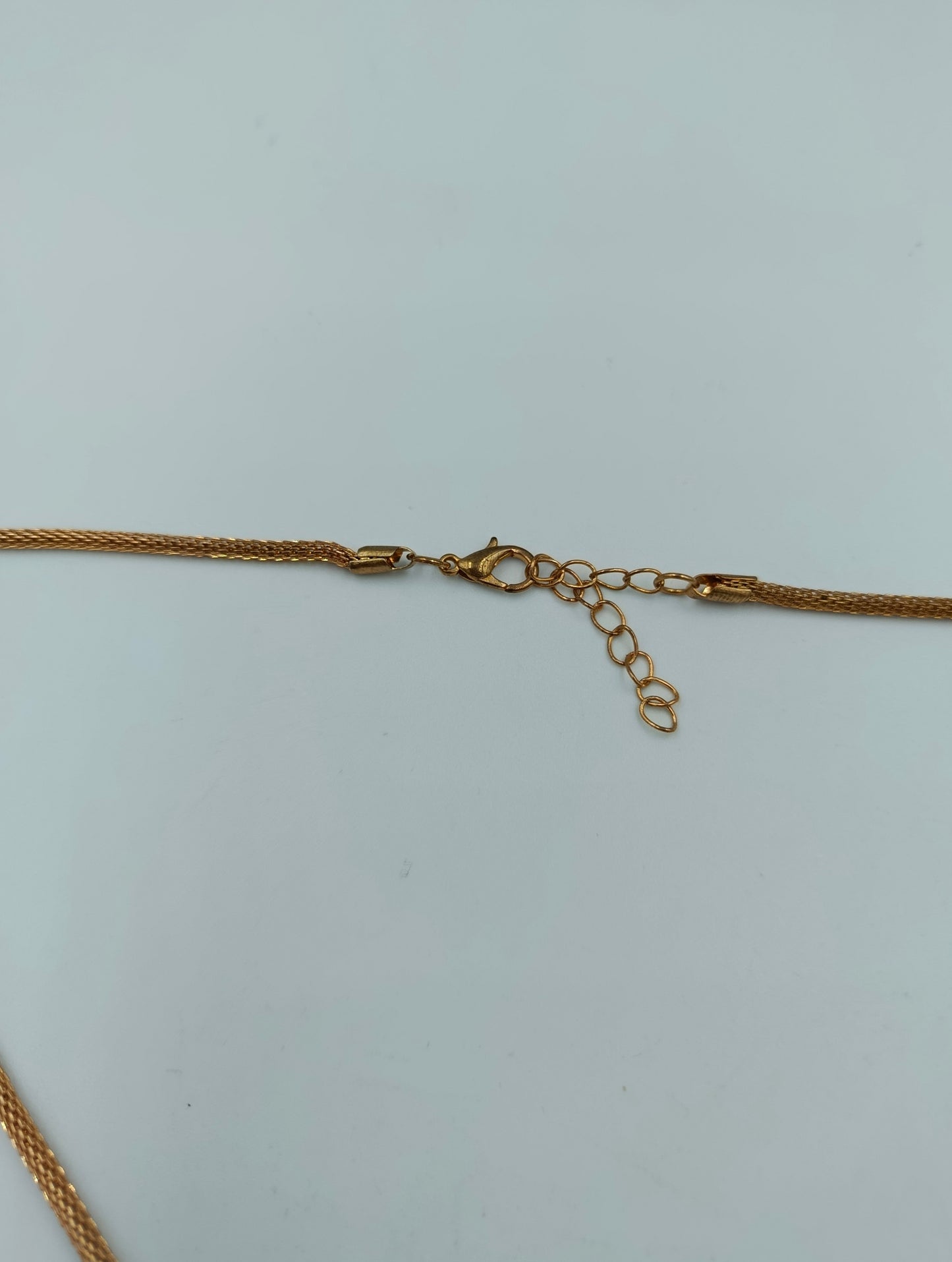 Vergoldete Kette mit Herzanhänger und Strassbesatz