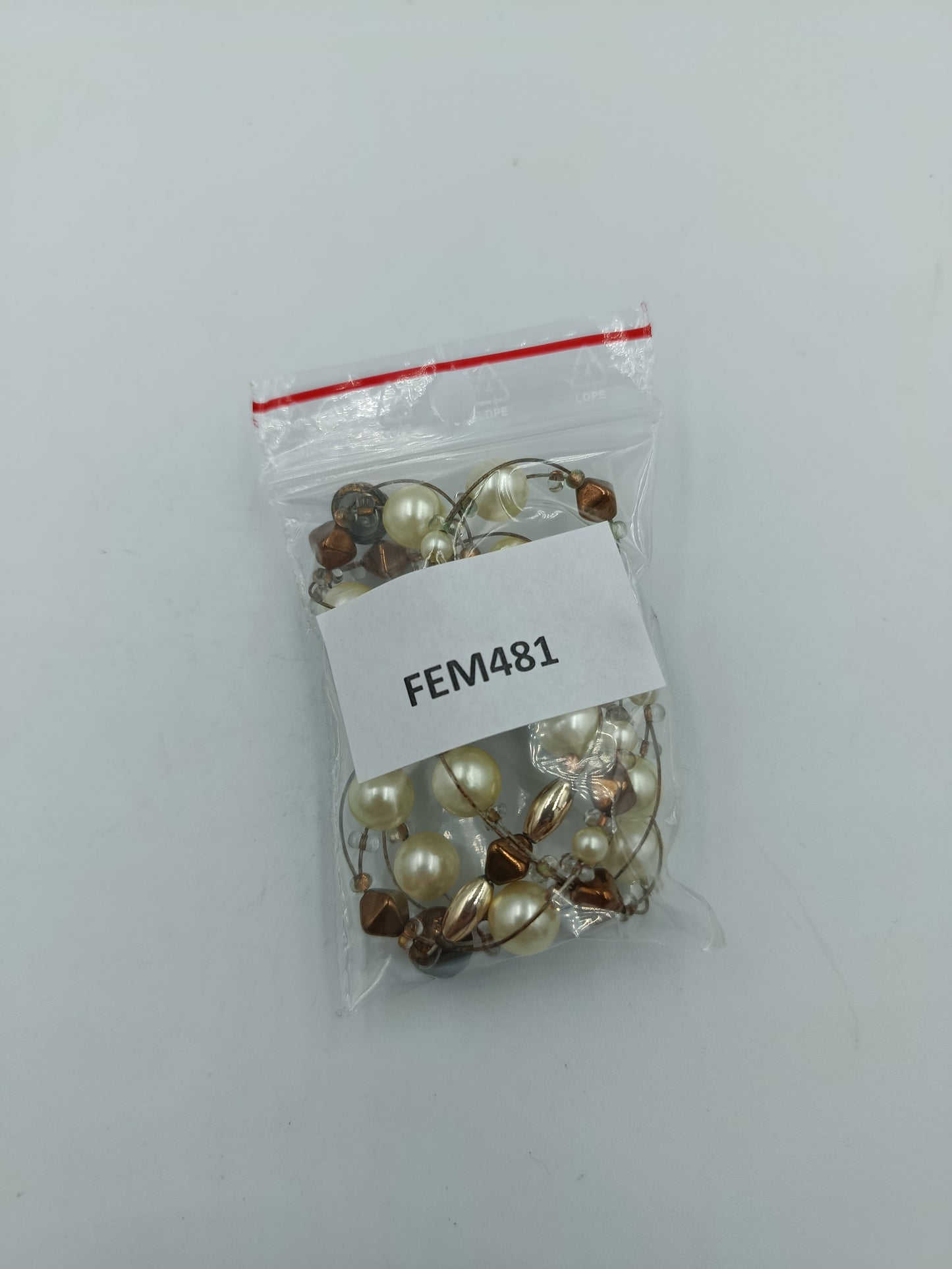 Halskette mit cremefarbenen Perlen und bronzefarbenen Akzenten