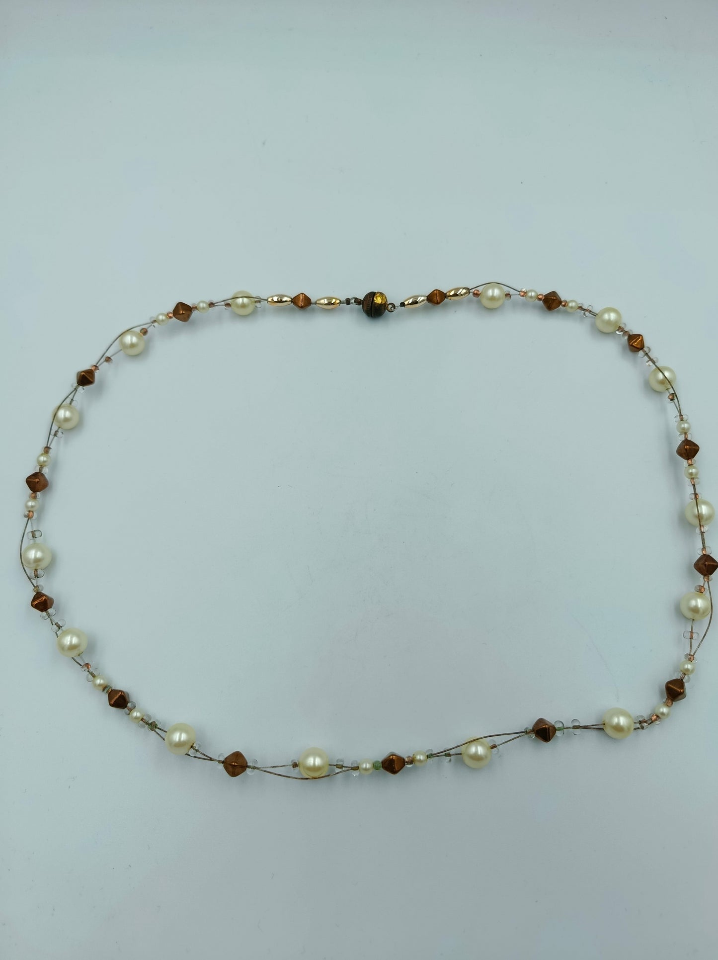 Halskette mit cremefarbenen Perlen und bronzefarbenen Akzenten