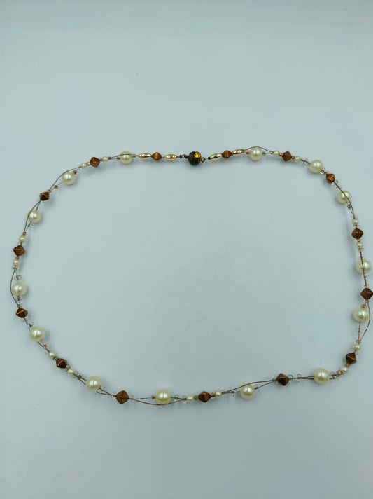 Halskette mit cremefarbenen Perlen und bronzefarbenen Akzenten