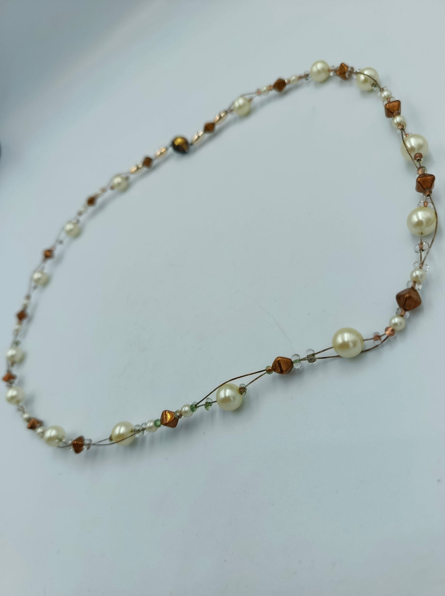 Halskette mit cremefarbenen Perlen und bronzefarbenen Akzenten