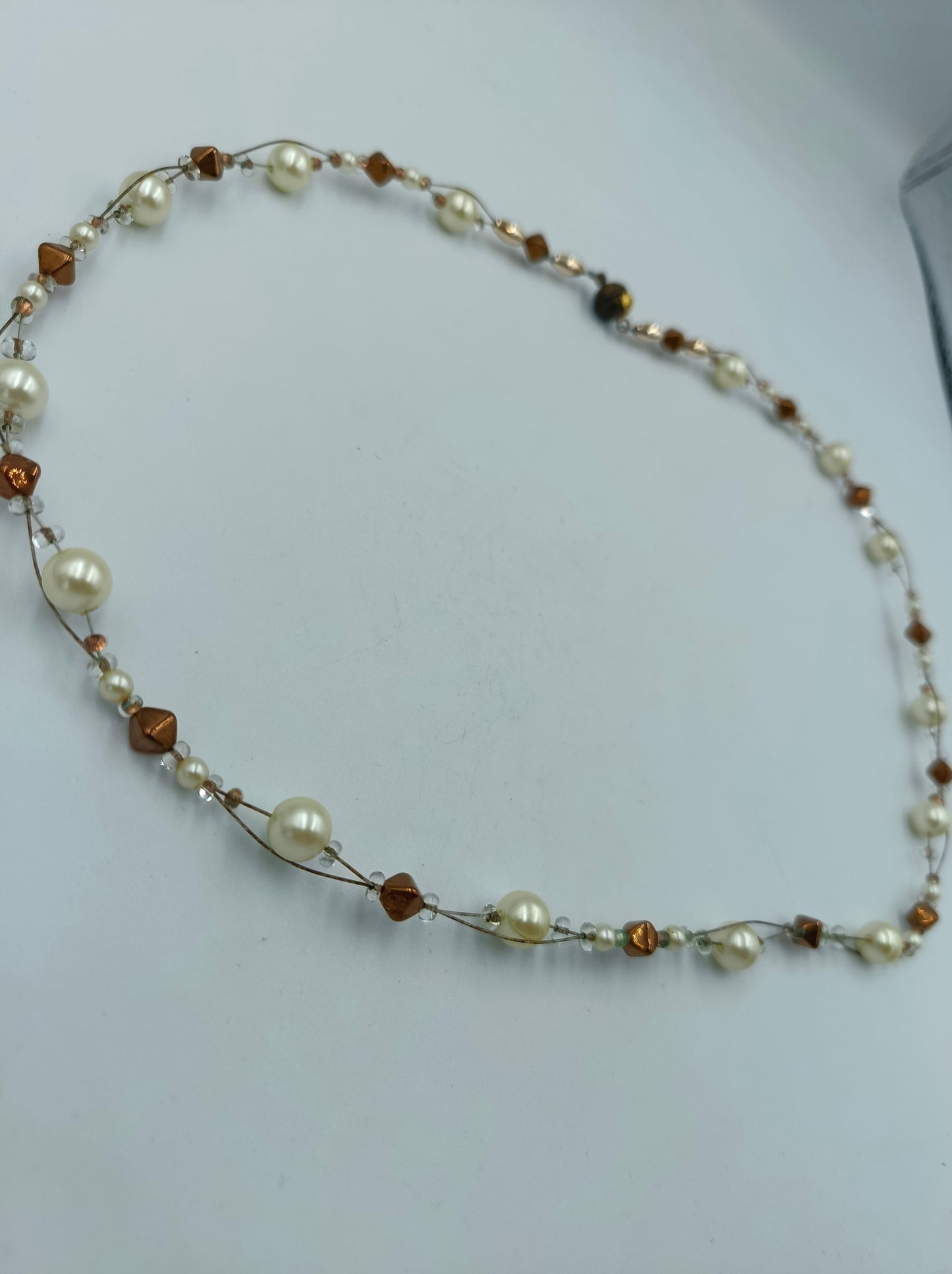 Halskette mit cremefarbenen Perlen und bronzefarbenen Akzenten