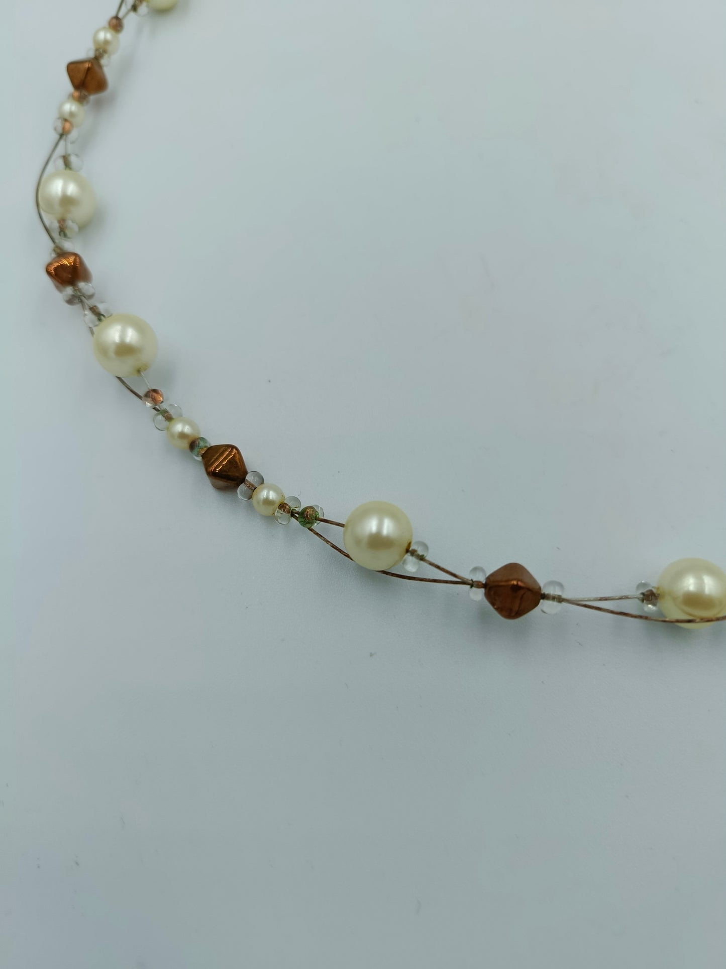 Halskette mit cremefarbenen Perlen und bronzefarbenen Akzenten