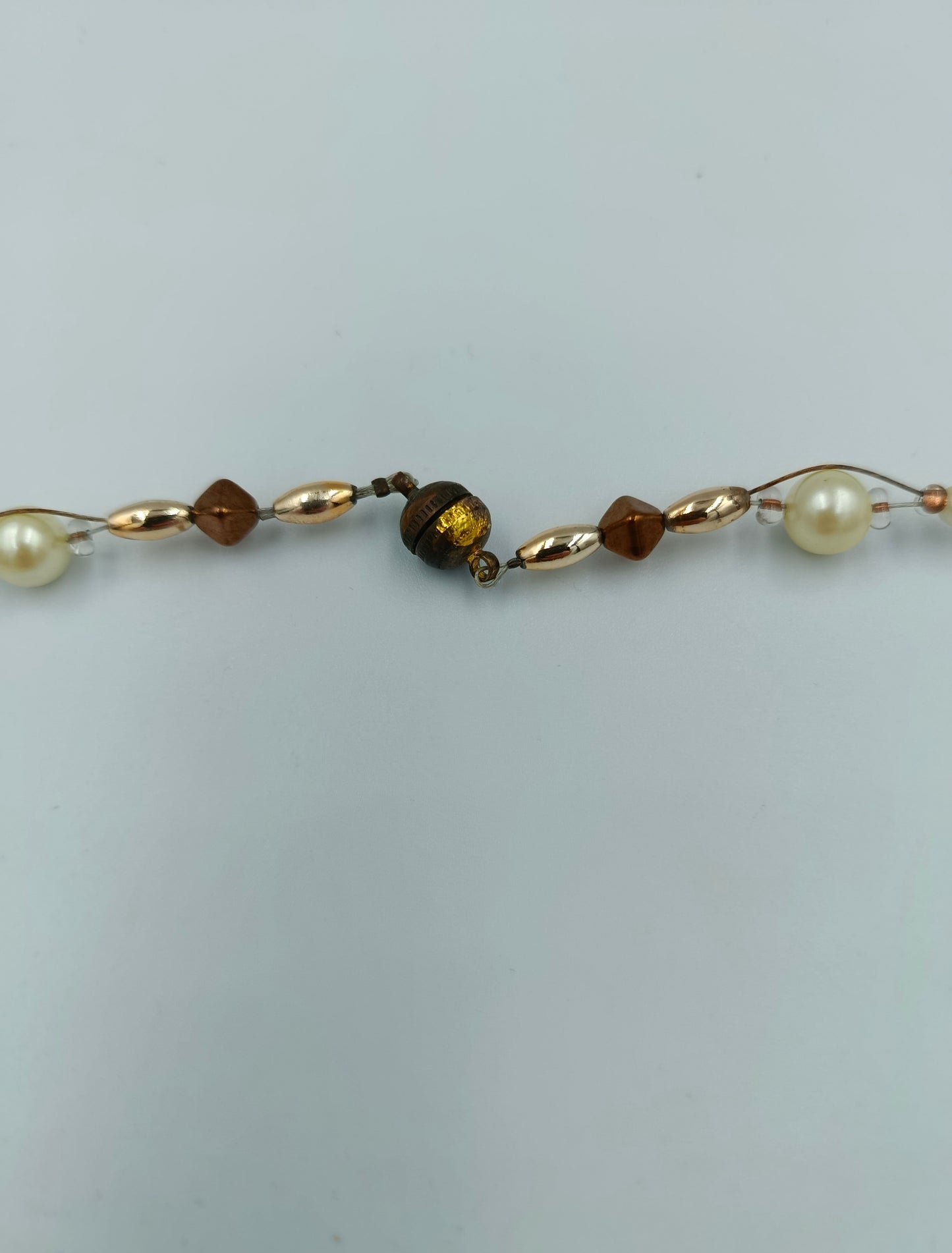 Halskette mit cremefarbenen Perlen und bronzefarbenen Akzenten