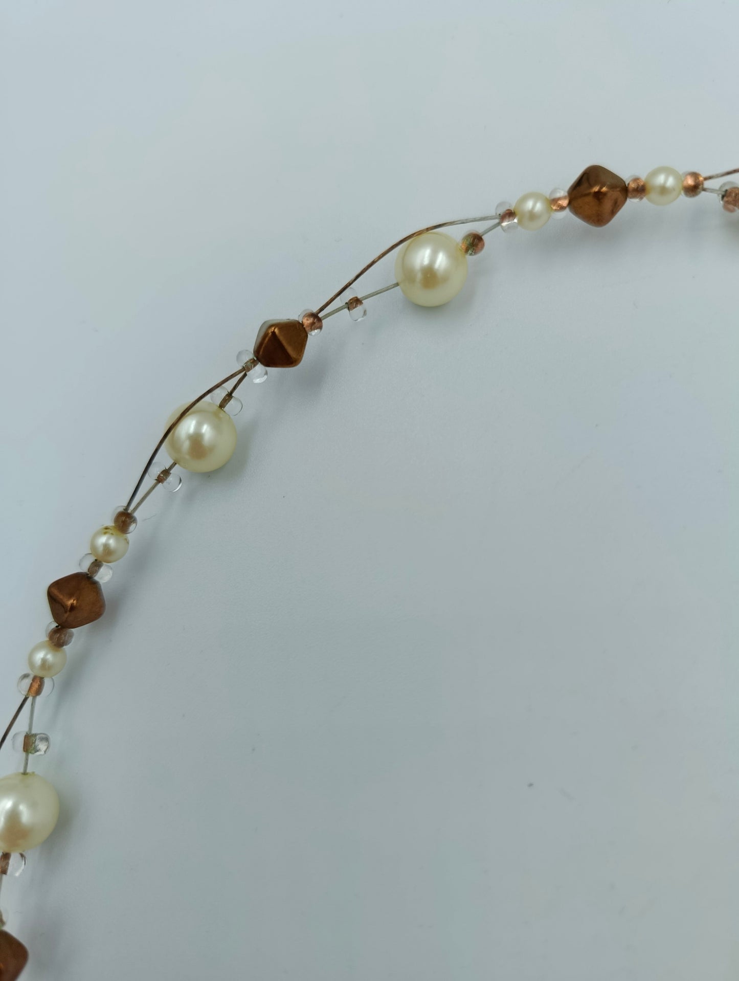 Halskette mit cremefarbenen Perlen und bronzefarbenen Akzenten