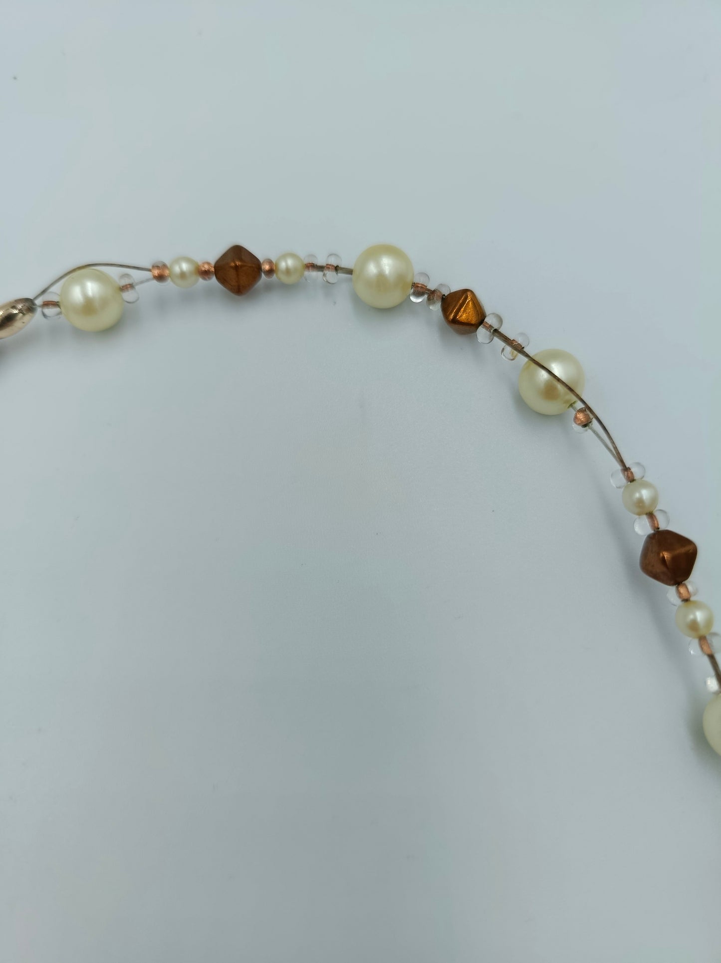 Halskette mit cremefarbenen Perlen und bronzefarbenen Akzenten