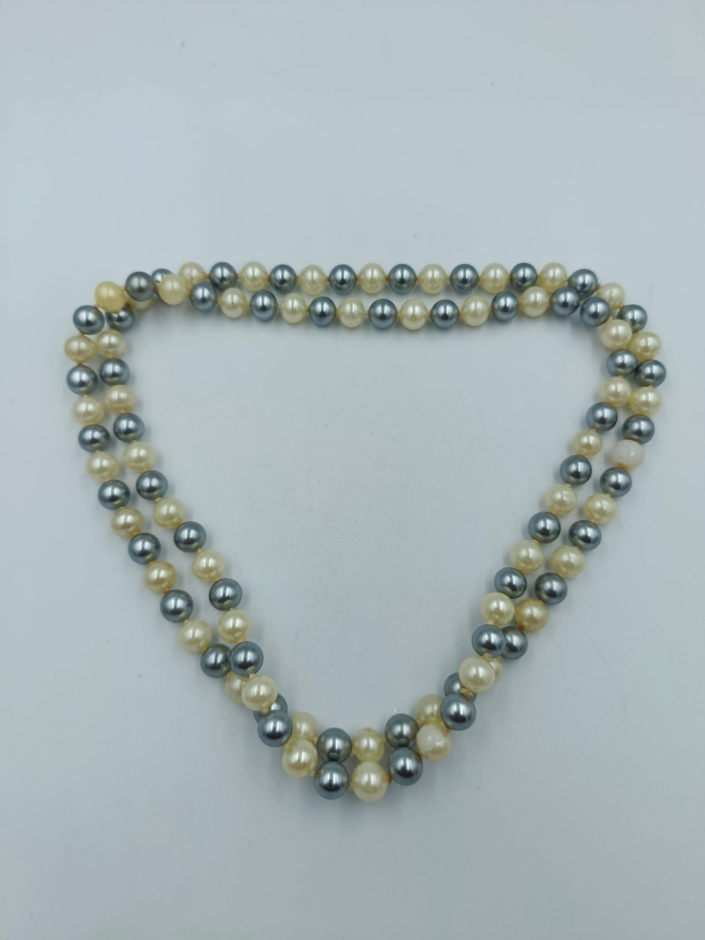 Zweireihige Perlenkette in Creme und Grau