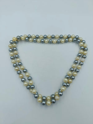 Zweireihige Perlenkette in Creme und Grau